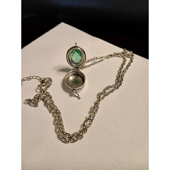 Antique Silver Green Stone Poison Locket Ashes Pill Necklace - Picture 6 of 6